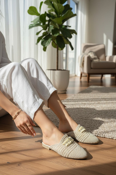 Moda fiesta Γυναικείες πλεκτές παντόφλες σε κρεμ χρώμα με λεπτομέρεια από πέτ...