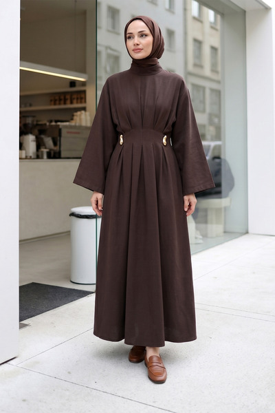 MODAQU Μακρύ φόρεμα μοντάλ με λεπτομέρεια από πιέτες και ζώνη - Καφέ