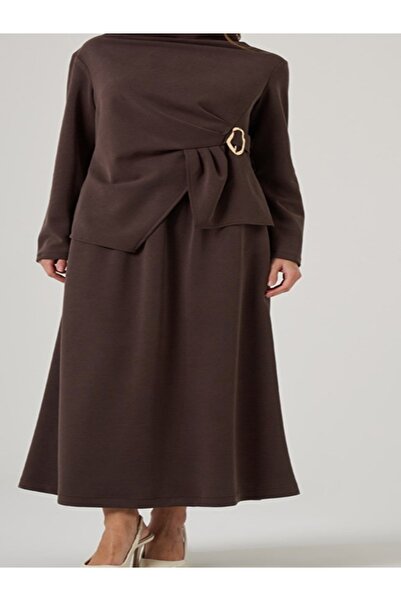 Nuss طقم تنورة بتفاصيل مشبك جانبي 1080