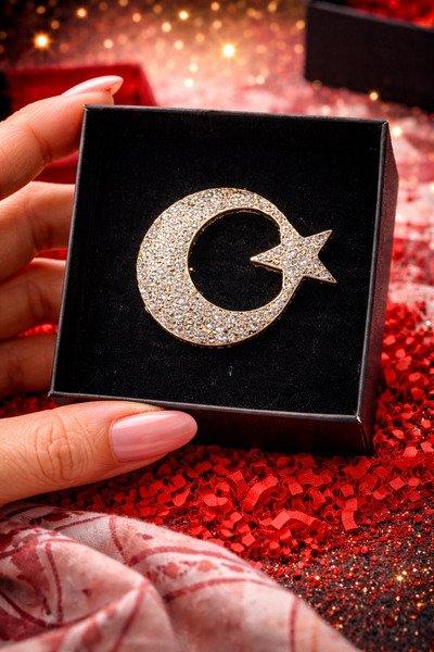 PULİNİN DÜKKANI Öğretmen Temalı ABC Broş – Kırmızı Elma Detaylı Gümüş Renk Şı...