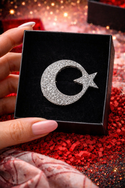 PULİNİN DÜKKANI Öğretmen Temalı ABC Broş – Kırmızı Elma Detaylı Gümüş Renk Şı...