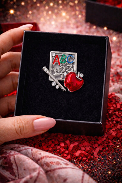 PULİNİN DÜKKANI Öğretmen Temalı ABC Broş – Kırmızı Elma Detaylı Gümüş Renk Şı...