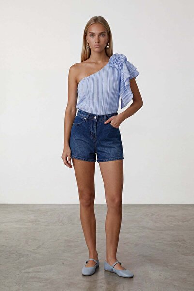 Trend Alaçatı Stili Γυναικεία μπλούζα με μπλε λεπτομέρεια στον έναν ώμο και κ...