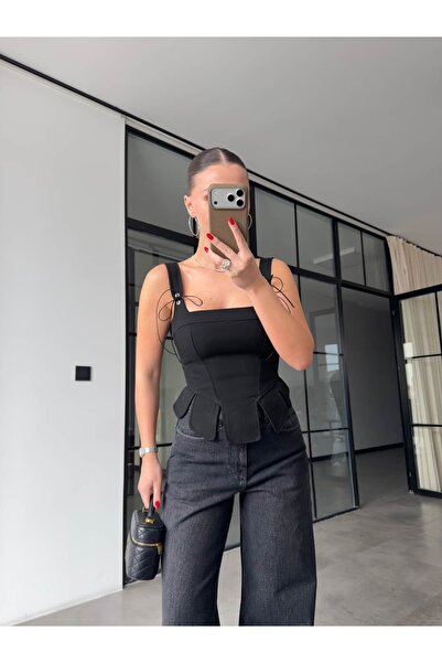 BB Bensu Buyruk ΜΠΛΟΥΖΑ ΜΕ ΛΕΠΤΟΜΕΡΕΙΕΣ ΣΕ ΣΤΥΛ ΚΟΡΣΕ, ΜΑΥΡΗ