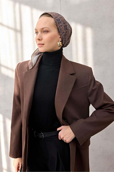 Silk Home Κασκόλ Viscon Velora με σχέδιο τριφύλλι σε γκρι τόνο βιζόν, στάση σ...