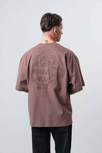 Respire تي شيرت رجالي مطرز كبير الحجم باللون البني