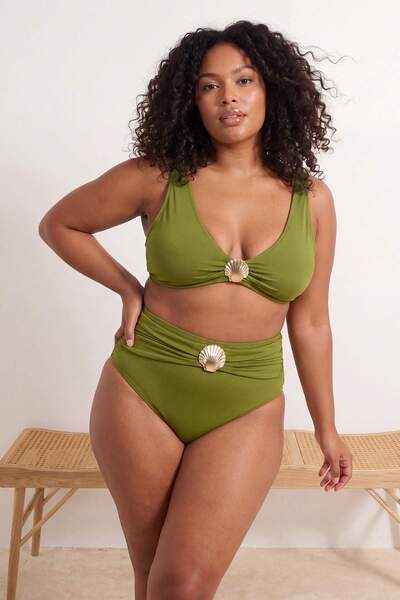 Trendyol Curve Μπλουζάκι μπικίνι μεγάλου μεγέθους με αξεσουάρ από κοχύλια σε ...