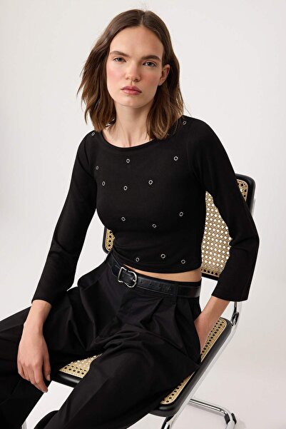 Συλλογή Trendyol Μαύρο εφαρμοστό πλεκτό μπλουζάκι με λεπτομέρεια αξεσουάρ στο...