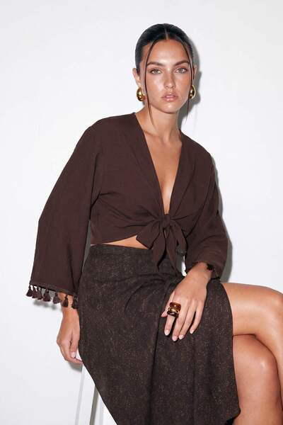 Drop by TrendyolMilla بلوزة بنية بأربطة بقصة قصيرة TDRSS26BZ00028