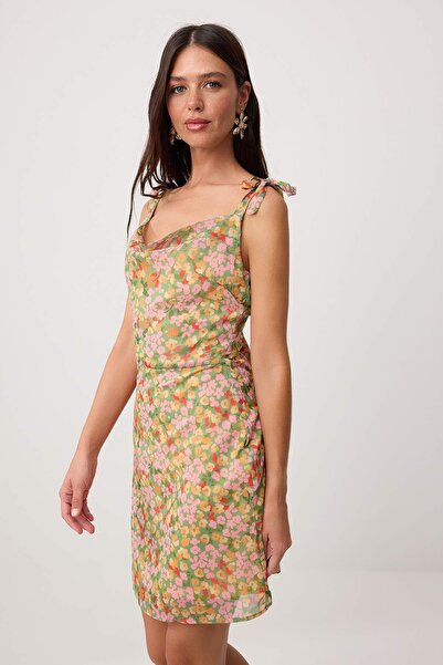 Συλλογή Trendyol Πολύχρωμο φλοράλ φόρεμα με λεπτομέρεια με λουράκια δεσίματος...