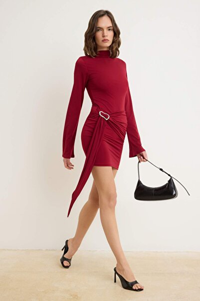 Trendyol Kollektion Burgunderrotes, gerades Bodycone-Kleid mit Stehkragen und...