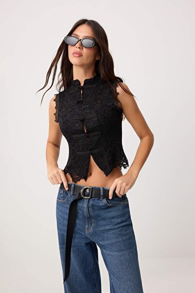 Συλλογή Trendyol Μαύρη μπλούζα με λεπτομερή γιακά και δαντέλα γκιπούρ TWOSS26...