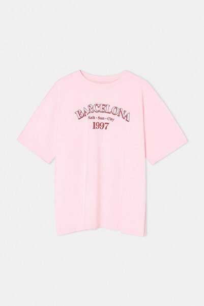 Trendyol Curve Hellrosa, weit geschnittenes, bedrucktes T-Shirt aus 100 % Bau...