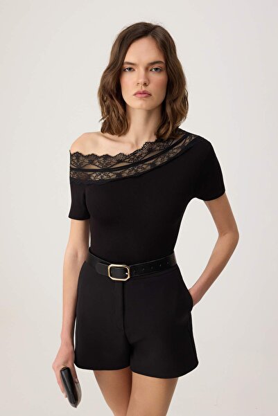 Trendyol Kollektion Schwarze, figurbetonte, kurze, weiche Strickbluse mit Car...