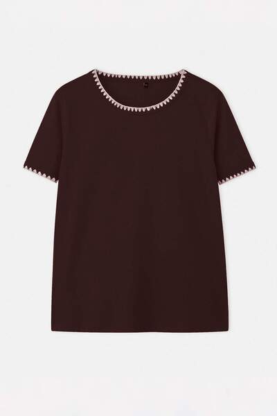 Trendyol Curve Καφέ 100% βαμβακερό μπλουζάκι με λεπτομέρεια ραφής σε αντίθεση...