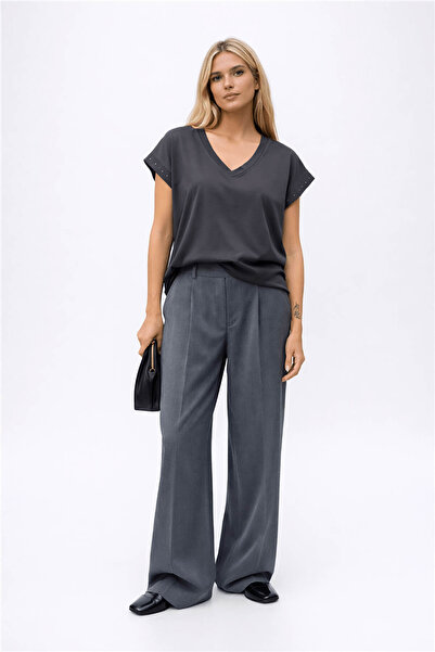 Fashion Friends Γυναικεία μπλούζα με λαιμόκοψη V και τροκάρισμα σε ανθρακί χρ...