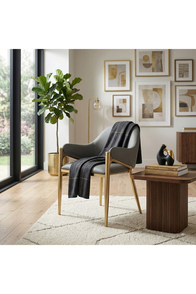 DEC4 Luxurious leather single chair with a modern design