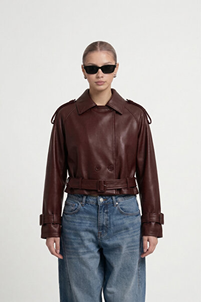 Jaglion Νέα συλλογή: Μπουφάν από δέρμα σε μπορντό χρώμα με κουμπιά και ζώνη, ...