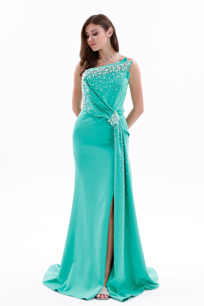 BDM Exclusive Asimetrik Drape İnci Taş Aplikeli Yırtmaçlı Krep Abiye Elbise