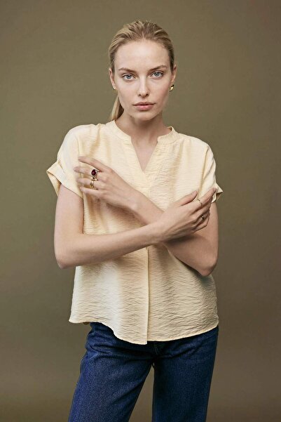 DeFacto بلوزة ريلاكس فيت ذات ياقة مفتوحة وأكمام قصيرة G2963AX26SP