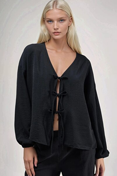 Hiccup Oversized blouse with V-neck and knot closure