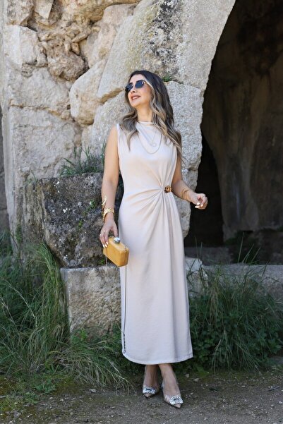 bytugcekaya Φόρεμα με μηδενικό μανίκι με μπεζ ντραπέ χρυσή πόρπη