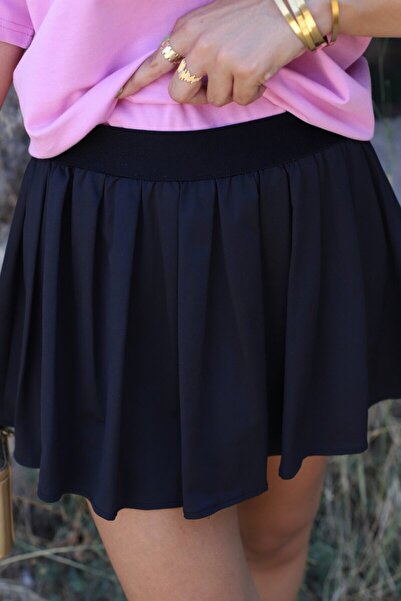 bytugcekaya Μαύρη μίνι φούστα με ελαστική μέση και πλισέ με σορτς μέσα