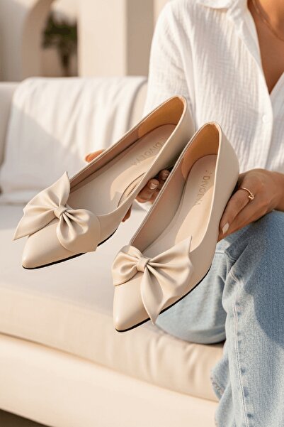 DİVOLYA Амара бежови балерини с панделка, нисък ток (1,5 см) и заострени върх...
