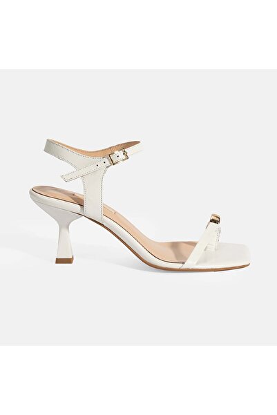 Desa Γυναικεία παπούτσια με τακούνι σαγιονάρες με λευκά μεταλλικά αξεσουάρ