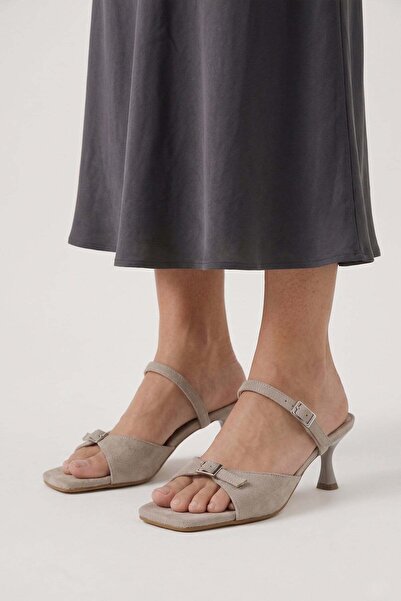 Modezya Γυναικείες παντόφλες με τακούνι Alina Beige Suede με λεπτομέρεια ζώνης