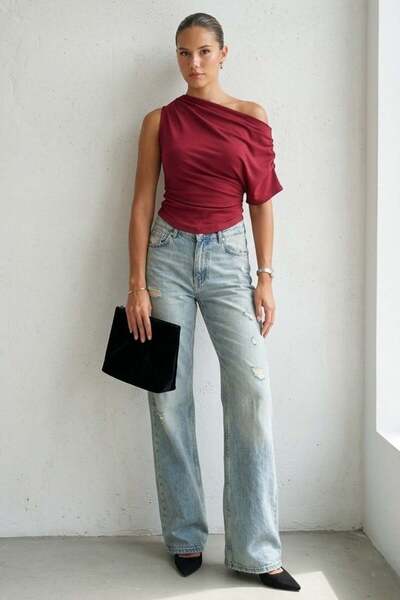 Madmext Γυναικεία μπλούζα μονόχρωμη μπορντό με μοντέρνα κοπή και κομψό σχέδιο...