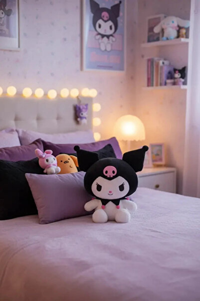 SANRIO Kuromi Lisanslı Oturan Pelüş Oyuncak – Yumuşak Dokulu Dekoratif Karakt...