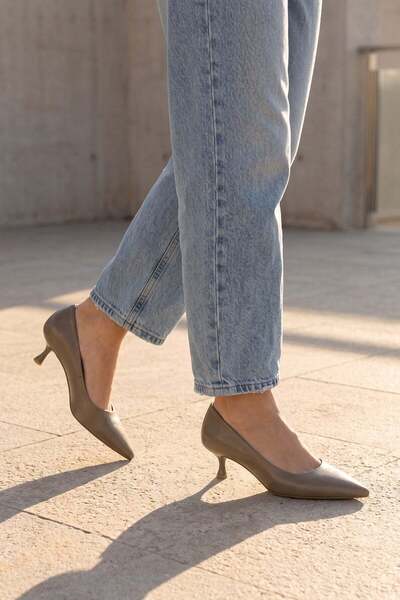 Modezya Γυναικείο στιλέτο Kelly σε σκούρο μπεζ ρουστίκ με μυτερή μύτη