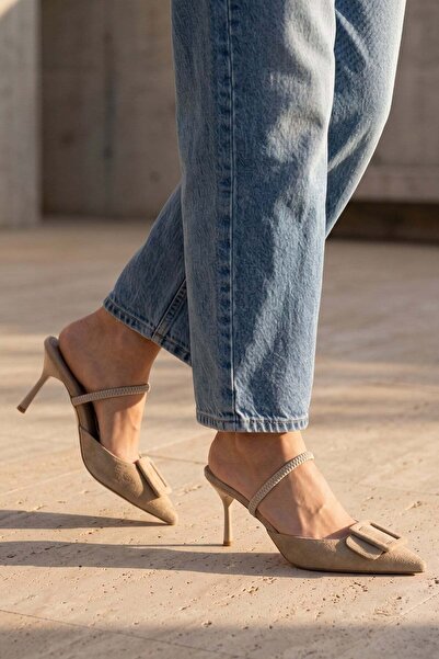 Modezya Γυναικεία παπούτσια με τακούνι Sahra Beige Suede με λεπτομέρεια αγκρά...