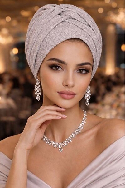 Aişe tesettür Ασημί λαμπερό βραδινό φόρεμα με στριφτή λεπτομέρεια και κορδέλα