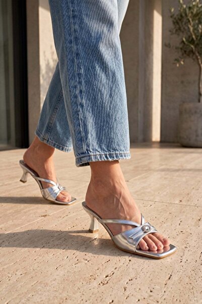 Modezya Γυναικείες παντόφλες με τακούνι Kayra Silver Matte Stone με λεπτομέρε...