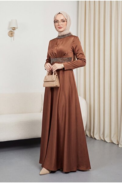 Modamorfo Σατέν βραδινό φόρεμα με πέτρινη λεπτομέρεια στο γιακά και τη μέση -...