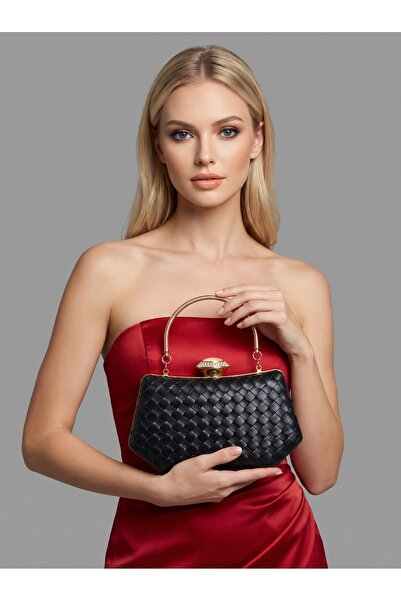 Biçanta Μαύρο χρώμα με χρυσή λεπτομέρεια B.O.T.T.E.G.A με σχέδιο χειροποίητης...