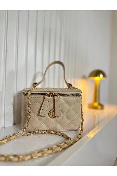 Senna Collection Πολύ υπέροχο μοντέλο με καπιτονέ και λαβή αλυσίδας.