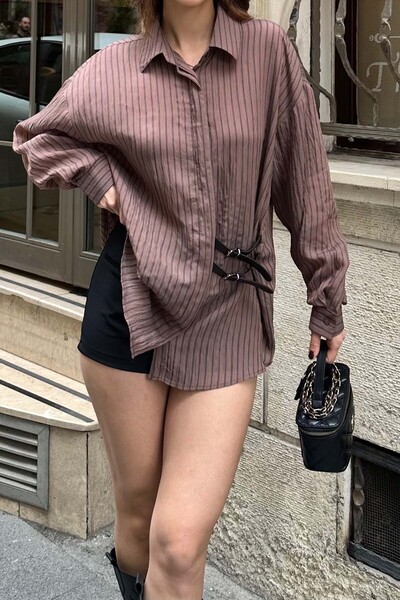 XXL BUTİK Γυναικείο καφέ ριγέ πουκάμισο oversize με λεπτομέρεια αγκράφας ESR076