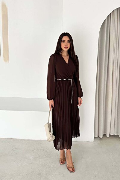 XXL BUTİK Γυναικείο φόρεμα μίντι από ύφασμα σιφόν σε καφέ απόχρωση με πιέτες ...