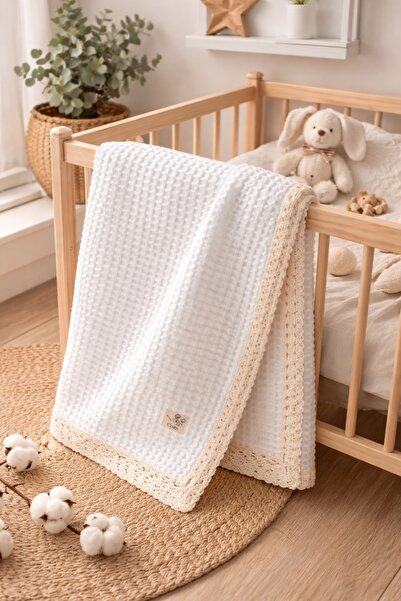 Pure Boutique Λευκή βρεφική κουβέρτα 110x100 εκ. από απαλό βαμβάκι με κομψό κ...