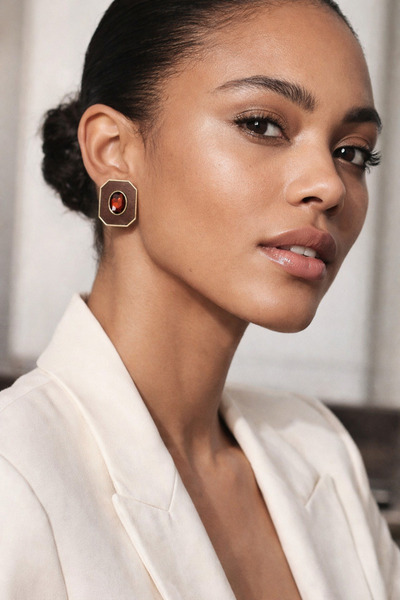 Arthesia Jewelry أقراط بإطار ذهبي مع تفاصيل خشبية مرصعة بالأحجار |   أقراط نس...
