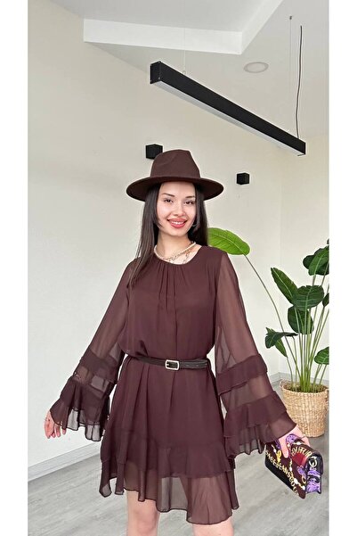 moda çağdaş Άνετο μίνι φόρεμα ζακάρ με λεπτομέρεια ζώνης στο λαιμό