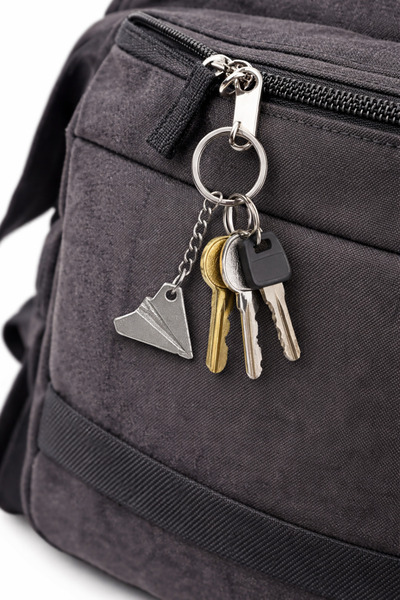 HER ŞEY NOTA www.herseynota.com Breloc unisex din metal cu avion, culoare arg...
