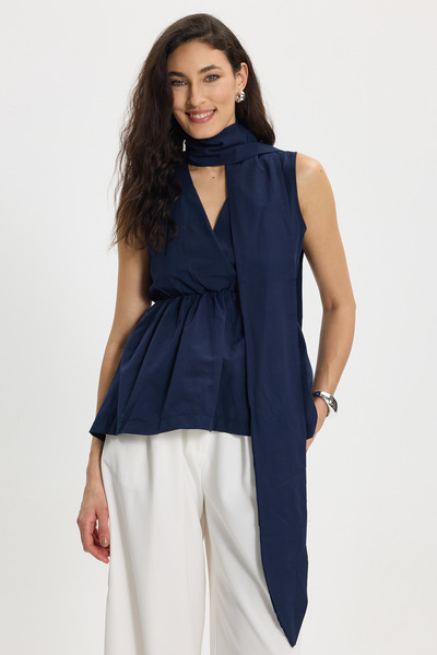 Tudors Γυναικεία μπλούζα σε κανονική γραμμή με διπλό γιακά, λεπτομέρεια με κο...