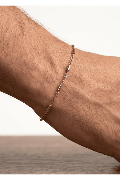 Duke Nickle سوار رجالي ذهبي اللون بتفاصيل من الخرز الفولاذي وسلسلة رفيعة بتصم...