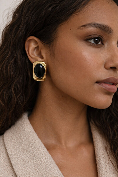 Arthesia Jewelry أقراط مطلية بالذهب مع تفاصيل من الحجر الأسود - أقراط عصرية