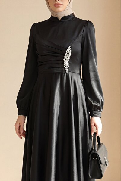 HİJABAYA Σατέν φόρεμα με ντραπέ μπροστά και πέτρινη λεπτομέρεια