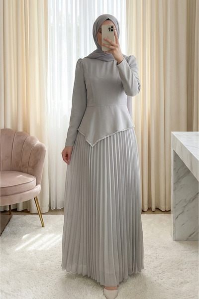 HİJABAYA Φόρεμα από κρεπ με ασύμμετρη κοπή στη μέση και πλισέ φούστα από πέτρες